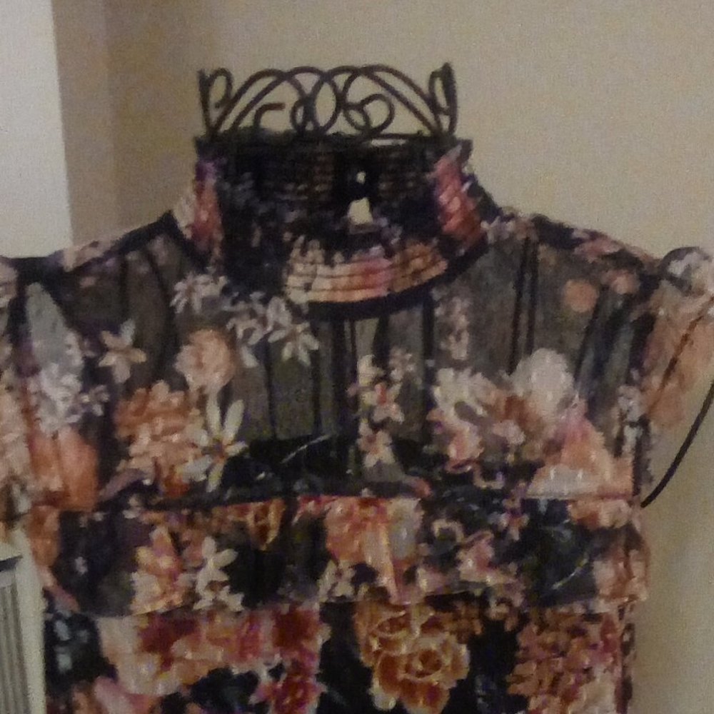 Women's Flowered Top - Picture 2 of 4